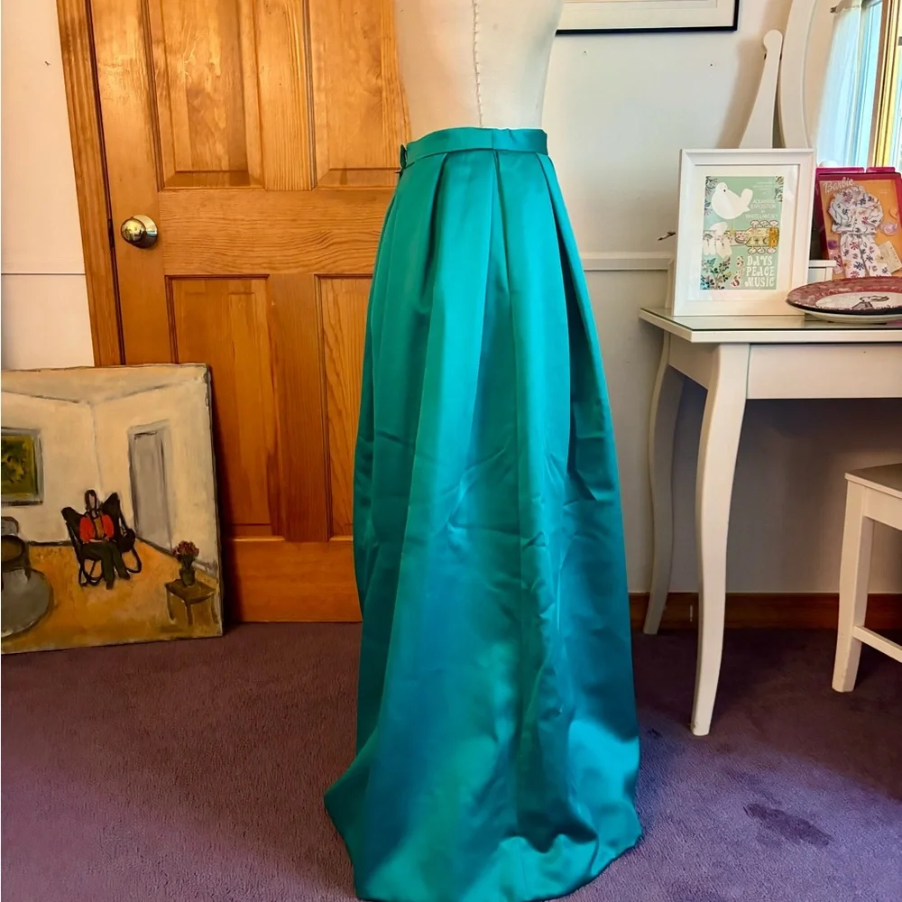 Neiman Marcus Teal Evening Wear Full-Length Satin Skirt SIZE SM/MED Has Flaws
